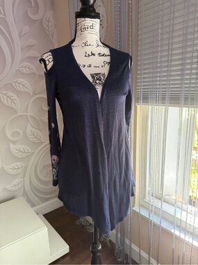 Beautees Navy Cold-Shoulder V-Neck Tunic with Floral Sleeve